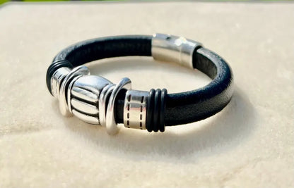 Black leather bracelet - silver sliders - rubber rings - magnetic clasp - Regaliz