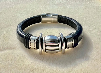 Black leather bracelet - silver sliders - rubber rings - magnetic clasp - Regaliz